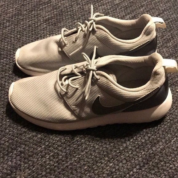 Nike sneakers size 6.5 Y. - Picture 3 of 8